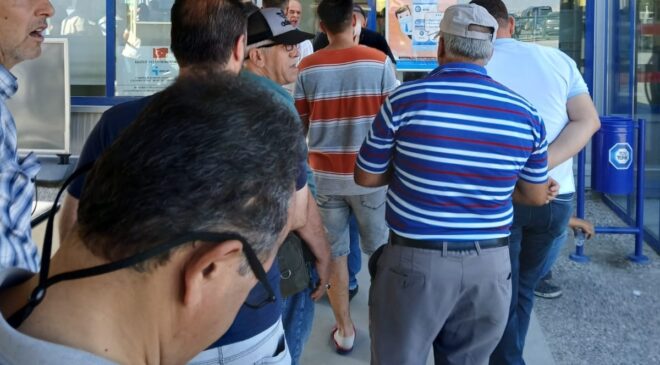 HİZMET VERİLEMEYİNCE UZUN KUYRUKLAR OLUŞTU