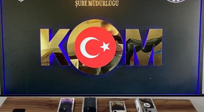 TELEFON KAÇAKÇISI UYGULAMA NOKTASINDA YAKALANDI