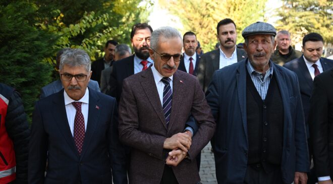 BAKAN URALOĞLU 15 TEMMUZ KAHRAMANI ŞEHİT ÖMER HALİSDEMİR’İN KABRİNİ ZİYARET ETTİ 