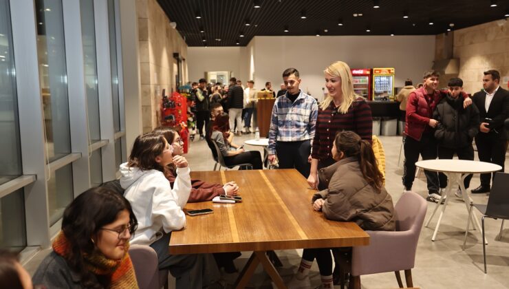 AŞKAN DOĞAN, SICAK ÇORBA İKRAMI İLE ÖĞRENCİLERİN İÇİNİ ISITIYOR