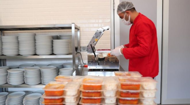 İHTİYAÇ SAHİPLERİNE GÜNDE İKİ ÖĞÜN YEMEK ULAŞTIRILIYOR