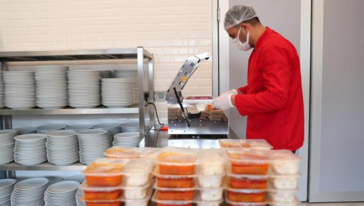 İHTİYAÇ SAHİPLERİNE GÜNDE İKİ ÖĞÜN YEMEK ULAŞTIRILIYOR