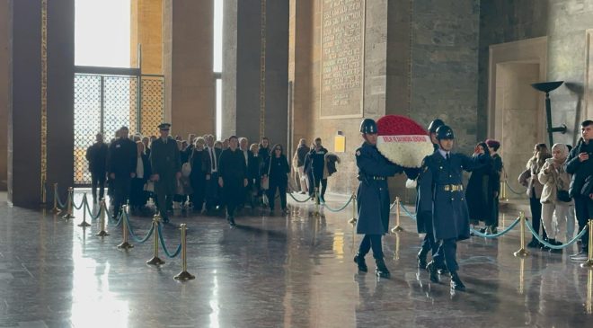 Birlik ve Dayanışma Sendikası,10.  Yıldönümünde Anıtkabir’e çıktı