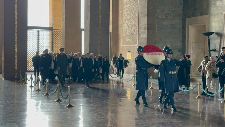 Birlik ve Dayanışma Sendikası,10.  Yıldönümünde Anıtkabir’e çıktı