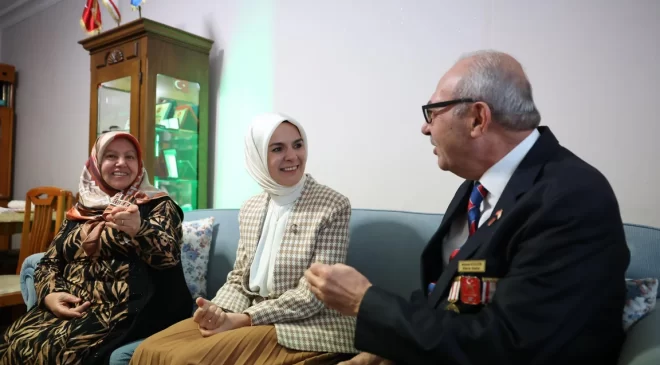 Bakan Göktaş’tan evliliklerinin 50. yılını kutlayan Küçük çiftine sürpriz ziyaret