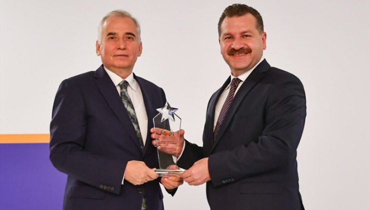 BÜYÜKŞEHİR ÖDÜLLERE DOYMUYOR