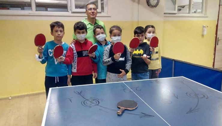 22 YILDIR ÖĞRENCİLERE ÜCRETSİZ MASA TENİSİ EĞİTİMİ VERİYOR