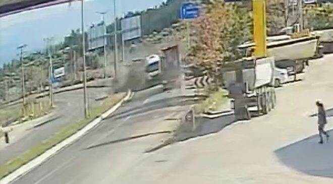 Denizli’de iki tırın çarpışma anı kameraya yansıdı