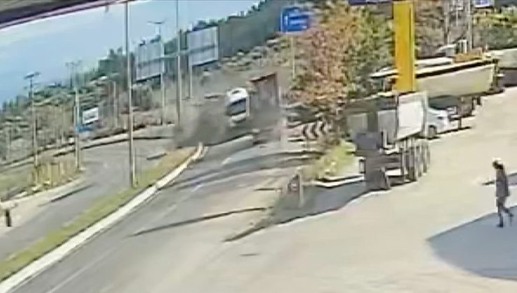 Denizli’de iki tırın çarpışma anı kameraya yansıdı