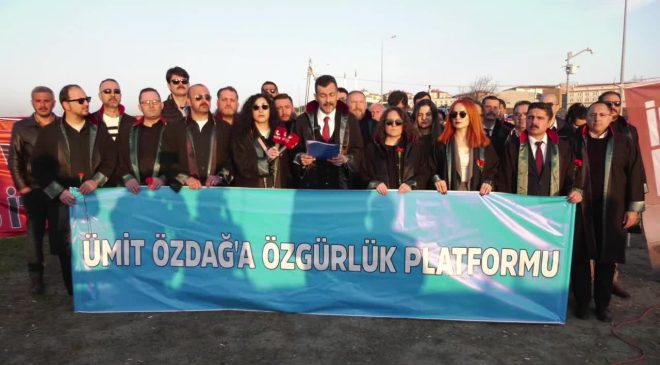 Ümit Özdağ’a Özgürlük Platformu, Silivri Cezaevi önünde basın açıklaması yaptı.