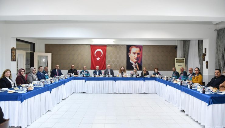 VALİMİZ ÖMER FARUK COŞKUN HUZUREVİNDE DÜZENLENEN İFTAR YEMEĞİNE KATILDI