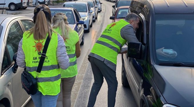 İftar saati trafikte olanlara Başkan Özpek, yetişti