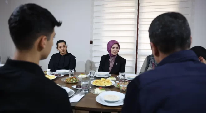 Bakan Göktaş, depremzede Sınırgeç ailesinin iftar sofrasına konuk oldu