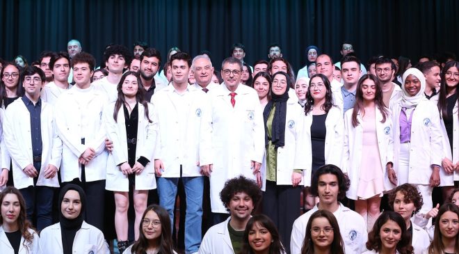 PAÜ’lü Tıp Fakültesi Öğrencileri 14 Mart Tıp Bayramında Beyaz Önlüklerini Giydiler